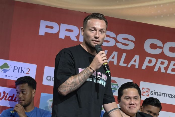 Pemain Persib Bandung, Marc Klok, berbicara kepada media di acara konferensi pers Piala Presiden 2025 di Jakarta pada Jumat (4/7/2025) - Foto: Istimewa