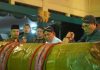 Bupati Bantul Abdul Halim Muslih (kanan) saat memotong lemper raksasa dalam tradisi adat Rebo Pungkasan di Wonokromo, Pleret, Bantul, Selasa (19/8/2025). (Foto: Humas Pemkab Bantul)