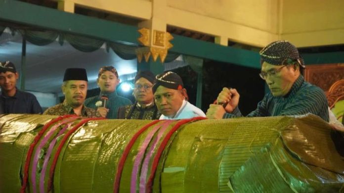 Bupati Bantul Abdul Halim Muslih (kanan) saat memotong lemper raksasa dalam tradisi adat Rebo Pungkasan di Wonokromo, Pleret, Bantul, Selasa (19/8/2025). (Foto: Humas Pemkab Bantul) Bupati Bantul Abdul Halim Muslih (kanan) saat memotong lemper raksasa dalam tradisi adat Rebo Pungkasan di Wonokromo, Pleret, Bantul, Selasa (19/8/2025). (Foto: Humas Pemkab Bantul)