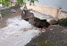 Kondisi salah satu rumah warga di Sorowajan Baru, Banguntapan, Bantul yang tanahnya ambrol akibat tergerus arus Sungai Gajahwong, Rabu (20/8/2025) siang. (Foto: BPBD Bantul)