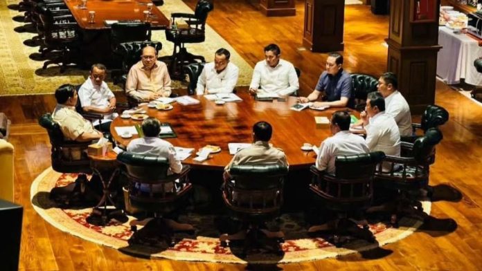 Presiden Prabowo Subianto menggelar rapat 'maraton' bersama sejumlah Menteri dan jajaran Dirut BUMN di Hambalang, Bogor, Jawa Barat, Rabu (20/8/2025). (Foto: Instagram @sekertariat.kabinet)
