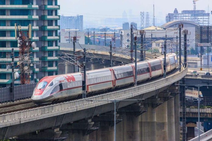 Kereta cepat, Whoosh sedang melintas (Foto: Dokumentasi/PT KCIC)
