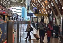 Antusiasme Warga Jabodetabek Luar Biasa, 1,7 Juta Manfaatkan KRL dan LRT dengan Tarif Spesial Rp80 Sejumlah warga berada di peron LRT Jabodebek (Foto: KAI)