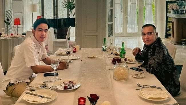 Momen Wakil Presiden Gibran Rakabuming Raka makan siang bersama dengan Wakil Ketua DPR RI Sufmi Dasco Ahmad (Foto: Instagram Gibran_rakabuming) Momen Wakil Presiden Gibran Rakabuming Raka makan siang bersama dengan Wakil Ketua DPR RI Sufmi Dasco Ahmad (Foto: Instagram Gibran_rakabuming)