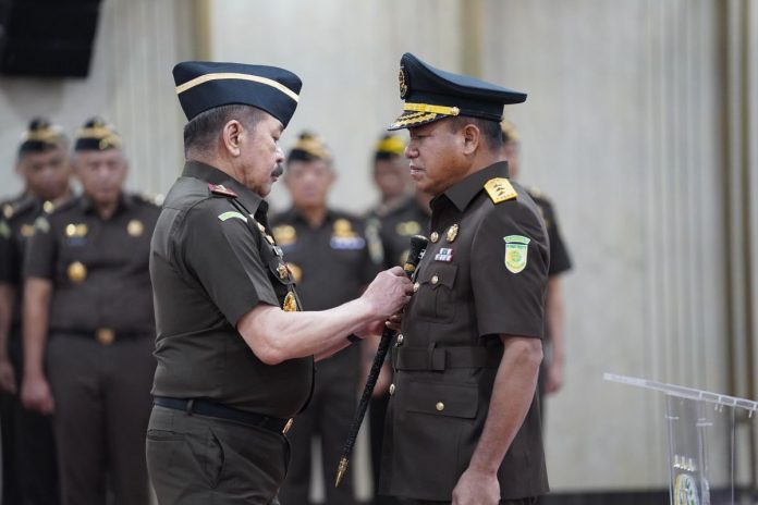 Jaksa Agung Republik Indonesia Sanitiar Burhanuddin melantik Amir Yanto sebagai Kepala Badan Pemulihan Aset di lingkungan Kejaksaan Agung pada Senin (19/2/2024)(Pusat Penerangan Hukum Kejagung RI)