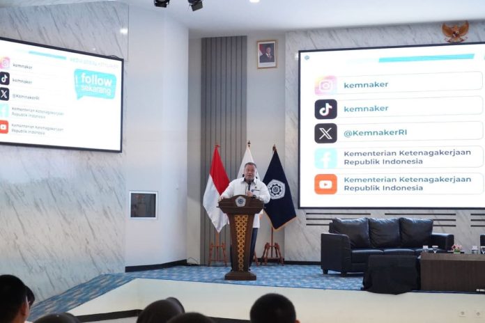 Kepala Biro Humas Kementerian Ketenagakerjaan (Kemenaker), Sunardi Manampiar Sinaga, dalam kegiatan Studi Pengenalan Kampus Terapan Awal (SPEKTA) 2025 bagi mahasiswa baru Politeknik Ketenagakerjaan (Polteknaker), di Jakarta, Selasa (19/8/2025).(DOK. Kemenaker)