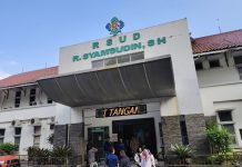 Bocah Sukabumi Meninggal dengan Kondisi Tubuh Dipenuhi Cacing, Diduga Beratnya Lebih dari 1 Kg Nampak depan halaman RSUD R Syansudin SH Kota Sukabumi