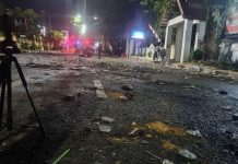 Pemerintah Bone Akhirnya Tunda Kenaikan Pajak Usai Demo Ricuh Suasana masih mencekam di tengah bentrokan antar ribuan pengunjukrasa yang menuntut pembatalan kenaikan pajak 300 persen dengan aparat gabungan di Kabupaten Bone, Sulawesi Selatan. Selasa, (19/8/2025) - Foto: Istimewa