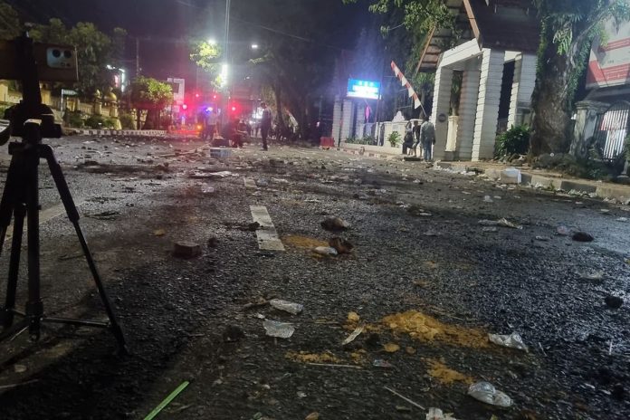 Suasana masih mencekam di tengah bentrokan antar ribuan pengunjukrasa yang menuntut pembatalan kenaikan pajak 300 persen dengan aparat gabungan di Kabupaten Bone, Sulawesi Selatan. Selasa, (19/8/2025) - Foto: Istimewa Suasana masih mencekam di tengah bentrokan antar ribuan pengunjukrasa yang menuntut pembatalan kenaikan pajak 300 persen dengan aparat gabungan di Kabupaten Bone, Sulawesi Selatan. Selasa, (19/8/2025) - Foto: Istimewa
