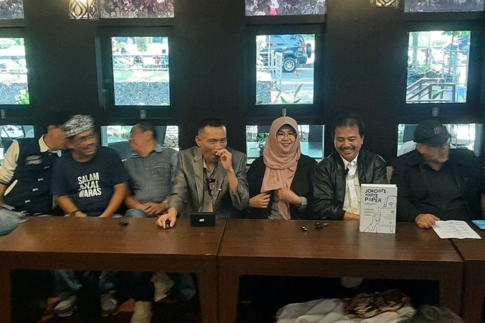 Roy Suryo, Rismon Hasiholan dan Tifauzi Tiyassuma saat Acara soft launching buku Jokowi’s White Paper di caffee shop University Club (UC) UGM, Senin (18/08/2025). Roy Suryo, Rismon Hasiholan dan Tifauzi Tiyassuma saat Acara soft launching buku Jokowi’s White Paper di caffee shop University Club (UC) UGM, Senin (18/08/2025).
