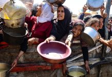 Warga Palestina yang sedang antre makanan sup (Foto: Istimewa)