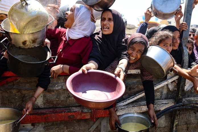 Warga Palestina yang sedang antre makanan sup (Foto: Istimewa)