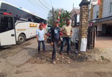 Polisi Imbau Korban Calo Tiket Bus Terminal Bungurasih Segera Lapor Kanit Reskrim Polsek Waru AKP Adik Agus Putrawan saat menunjukkan lokasi pengeroyokan calo di Terminal Bungurasih Sidoarjo, Kamis (21/8/2025)(Dok. Pribadi )