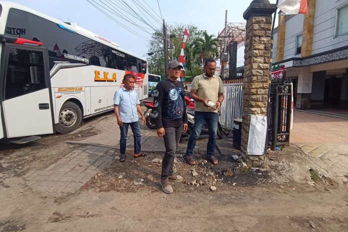 Kanit Reskrim Polsek Waru AKP Adik Agus Putrawan saat menunjukkan lokasi pengeroyokan calo di Terminal Bungurasih Sidoarjo, Kamis (21/8/2025)(Dok. Pribadi ) Kanit Reskrim Polsek Waru AKP Adik Agus Putrawan saat menunjukkan lokasi pengeroyokan calo di Terminal Bungurasih Sidoarjo, Kamis (21/8/2025)(Dok. Pribadi )