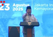Presiden Prabowo Subianto batuk karena semangat saat memberi pembekalan kepada kepala sekolah dan guru Sekolah Rakyat di JIExpo Kemayoran, Jakarta Pusat, Jumat (22/8/2025)