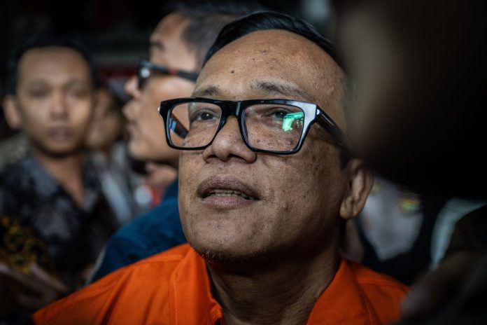 Wakil Menteri Ketenagakerjaan (Wamenaker) Immanuel Ebenezer (kanan) berjalan menuju mobil tahanan usai dihadirkan sebagai tersangka saat konferensi pers di Gedung Merah Putih KPK, Jakarta, Jumat (22/8/2025). Wakil Menteri Ketenagakerjaan (Wamenaker) Immanuel Ebenezer (kanan) berjalan menuju mobil tahanan usai dihadirkan sebagai tersangka saat konferensi pers di Gedung Merah Putih KPK, Jakarta, Jumat (22/8/2025).
