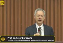 Peter Berkowitz jadi pembicara utama dalam acara Pengenalan Sistem Akademik Universitas (PSAU) Pascasarjana 2025.(Tangkapan layar YouTube Universitas Indonesia)