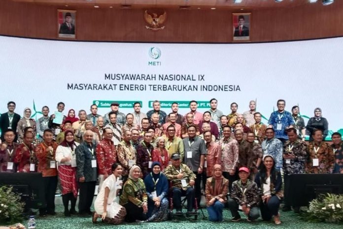 Musyawarah Nasional (Munas) IX Masyarakat Energi Terbarukan Indonesia (METI) resmi menetapkan Zulfan Zahar sebagai Ketua Umum periode 2025?2028. RUU EBT dinilai penting untuk mempercepat transisi energi bersih di Indonesia. (DOK. METI)