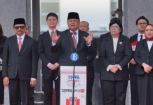 Gubernur Bank Indonesia Perry Warjiyo ketika memberikan penjelasan soal QRIS yang bisa digunakan untuk pembayaran di Jepang dan resmi diuji coba di China. Penjelasan itu disampaikan usai peringatan HUT ke-80 RI oleh Bank Indonesia di Jakarta, Minggu (17/8/2025). (Dok. Bank Indonesia )