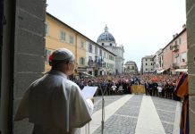Paus mempercayakan doanya untuk perdamaian kepada perantaraan Maria di Piazza della Libertà di Castel Gandolfo, Italia, Minggu (17/8/2025). (Tangkapan layar via Vatican News)