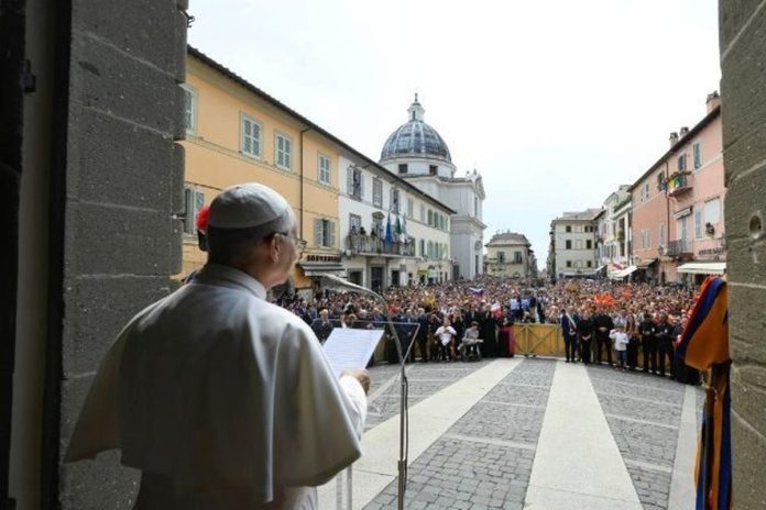 Paus mempercayakan doanya untuk perdamaian kepada perantaraan Maria di Piazza della Libertà di Castel Gandolfo, Italia, Minggu (17/8/2025). (Tangkapan layar via Vatican News) Paus mempercayakan doanya untuk perdamaian kepada perantaraan Maria di Piazza della Libertà di Castel Gandolfo, Italia, Minggu (17/8/2025). (Tangkapan layar via Vatican News)
