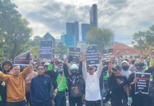 Aksi Solidaritas Mahasiswa di Grahadi, Jalan Ditutup untuk Keamanan Aksi massa di depan Gedung Negara Grahadi Surabaya, Jumat (29/8/2025) - Foto: Istimewa