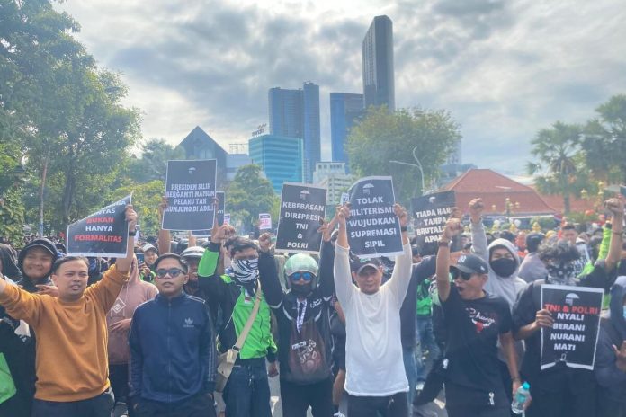 Aksi massa di depan Gedung Negara Grahadi Surabaya, Jumat (29/8/2025) - Foto: Istimewa