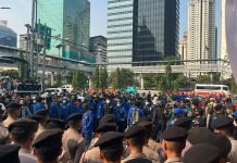 Mahasiswa Gelar Aksi di Polda Metro Jaya, Tuntut Tanggung Jawab Kasus Ojol Massa aksi mahasiswa di depan gerbang Polda Metro Jaya, Jakarta Selatan, Jumat (29/8/2025) - Foto: Istimewa