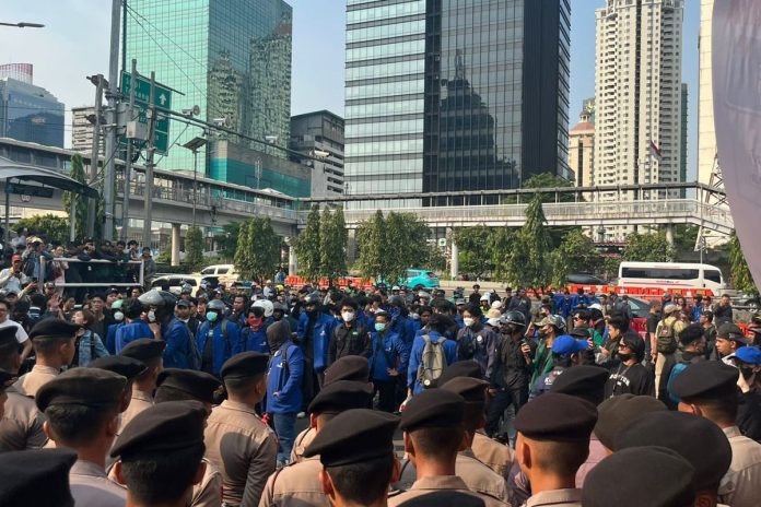 Massa aksi mahasiswa di depan gerbang Polda Metro Jaya, Jakarta Selatan, Jumat (29/8/2025) - Foto: Istimewa Massa aksi mahasiswa di depan gerbang Polda Metro Jaya, Jakarta Selatan, Jumat (29/8/2025) - Foto: Istimewa