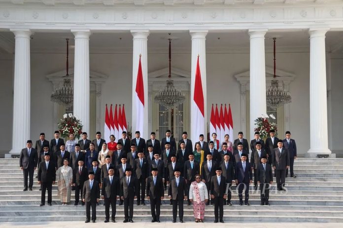 Para wakil menteri (wamen) berfoto bersama usai pelantikan wamen anggota kabinet Merah Putih di Istana Merdeka, Jakarta, Senin (21/10/2024).