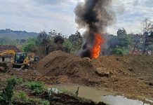 Sumur Minyak Ilegal di Blora Ditutup Permanen Usai Kebakaran Ekskavator robohkan rumah untuk mempermudah proses penanggulan sumur minyak yang terbakar di Desa Gandu, Kecamatan Bogorejo, Kabupaten Blora, Jawa Tengah, Rabu (20/8/2025) - Foto: Istimewa