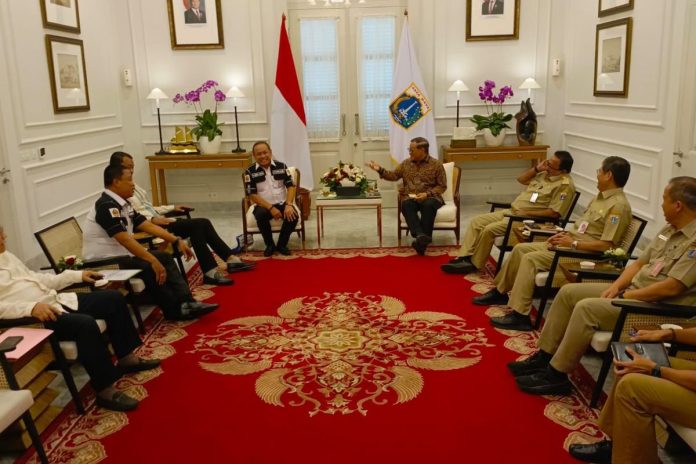 Basmus Betawi serahkan usul revisi perda tentang pelestarian kebudayaan Betawi kepada Gubernur DKI Jakarta Pramono Anung - Foto: Istimewa