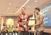 Presiden Direktur PT Bank Central Asia Tbk (BCA) Gregory Hendra Lembong menerima penghargaan dari Menteri Perumahan dan Kawasan Permukiman (PKP) Maruarar Sirait. Penghargaan diberikan saat peringatan Hari Perumahan Nasional (Hapernas), di Jakarta, Senin (25/8/2025) - Foto: Istimewa