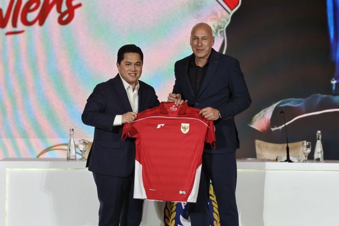 Ketua Umum PSSI, Erick Thohir (kiri), bersama Direktur Teknik PSSI, Alexander Zwiers (kanan) berpose usai sesi konferensi pers di Hotel Mulia, Jakarta, Senin (25/8/2025). Ketua Umum PSSI, Erick Thohir (kiri), bersama Direktur Teknik PSSI, Alexander Zwiers (kanan) berpose usai sesi konferensi pers di Hotel Mulia, Jakarta, Senin (25/8/2025).