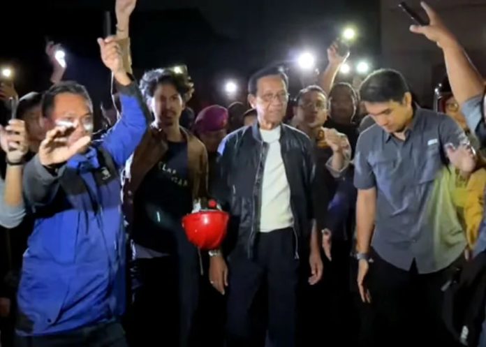 Sultan HB X Temui Massa Demo di Polda DIY (Foto: Istimewa)