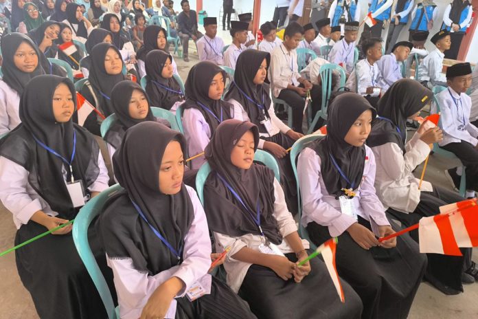Siswa sekolah rakyat mengikuti pembukaan SRMP 29 yang diresmikan Bupati Pamekasan Kholilurrahman, Jumat (15/8/2025) - Foto: Istimewa