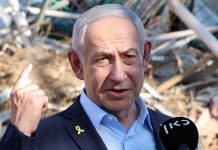 Perdana Menteri Israel Benjamin Netanyahu saat mengunjungi Institut Sains Weizmann yang hancur dirudal Iran di Kota Rehovot, Israel, 20 Juni 2025.(AFP/JACK GUEZ)