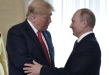 Presiden Amerika Serikat Donald Trump (kiri) dan Presiden Rusia Vladimir Putin (kanan) berjabat tangan menjelang pertemuan mereka di Helsinki, Finlandia, 16 Juli 2018. Tujuh tahun berselang, KTT Trump-Putin digelar di Alaska, AS, 15 Agustus 2025.(SPUTNIK/ALEXEY NIKOLSKY via AFP)