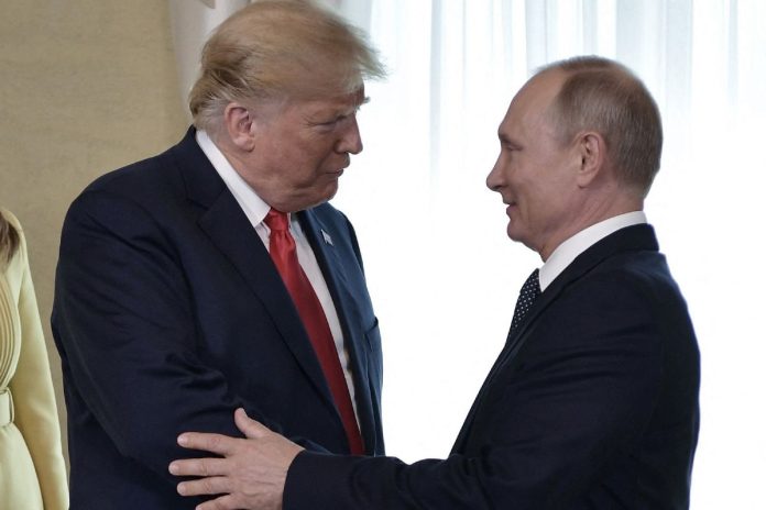 Presiden Amerika Serikat Donald Trump (kiri) dan Presiden Rusia Vladimir Putin (kanan) berjabat tangan menjelang pertemuan mereka di Helsinki, Finlandia, 16 Juli 2018. Tujuh tahun berselang, KTT Trump-Putin digelar di Alaska, AS, 15 Agustus 2025.(SPUTNIK/ALEXEY NIKOLSKY via AFP)