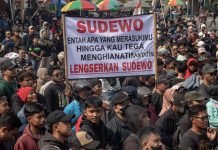 Proses Hukum Pemakzulan Bupati Pati Dimulai, Kemendagri Awasi Perkembangan Massa yang tergabung dalam Aliansi Masyarakat Pati Bersatu berunjuk rasa di depan Kantor Bupati Pati, Kabupaten Pati, Jawa Tengah, Rabu (13/8/2025) - Foto: Istimewa