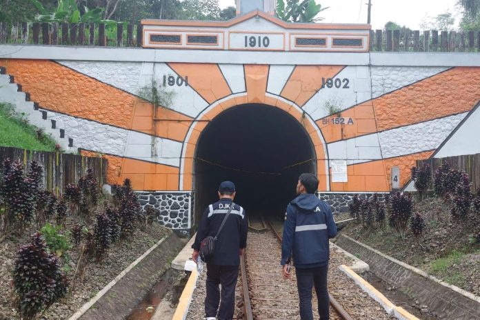 Terowongan Mrawan, jalur rel kereta api dekat Stasiun Mrawan Desa Sidomulyo Kecamatan Silo Kabupaten Jember (Foto: Kompas)
