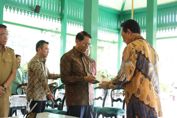 PT KAI bersama Gubernur DIY Sri Sultan HB X saat menandatangi kerjasama, Selasa (12/8/2025)(Humas PT KAI Daop 6 Yogyakarta)