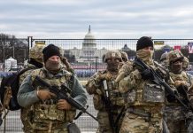 Anggota Garda Nasional berpatroli di depan National Mall pada 19 Januari 2021 di Washington DC. Keamanna diperketat jelang hari pelantikan Joe Biden, di tengah ancaman keamanan menyusul kerusuhan di Gedung Capitol pada 6 Januari.(AFP PHOTO/GETTY IMAGES NORTH AMERICA/STEPHANIE KEITH