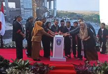 Menteri Fadli Zon Dukung Penyelesaian Monumen Reog Ponorogo sebagai Destinasi Budaya Menteri Kebudayaan Republik Indonesia, Fadli Zon meresmikan peletakan panel kepala patung merak di bagian dadak merak bangunan monumen di Museum Reog dan Museum Peradaban di Kabupaten Ponorogo, Jawa Timur. (Foto: Istimewa)