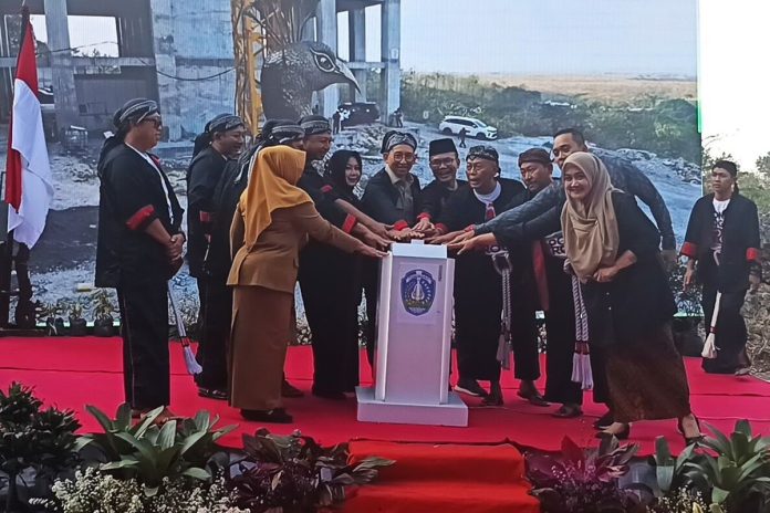 Menteri Kebudayaan Republik Indonesia, Fadli Zon meresmikan peletakan panel kepala patung merak di bagian dadak merak bangunan monumen di Museum Reog dan Museum Peradaban di Kabupaten Ponorogo, Jawa Timur. (Foto: Istimewa)