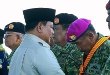 Tantangan Kompleks Menanti Tiga Panglima Elite TNI Pilihan Prabowo Presiden Prabowo Subianto memberikan Tanda Kehormatan Bintang Sakti kepada Letjen Marinir (Purn) Alfan Baharudin di Batujajar, Bandung Barat, Minggu (10/8/2025). (Dok. YouTube Setpres)