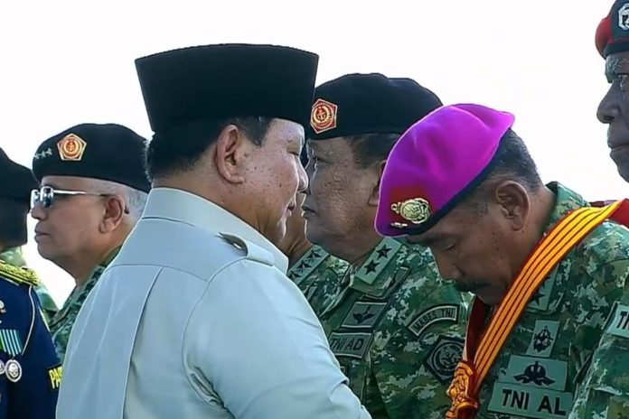 Presiden Prabowo Subianto memberikan Tanda Kehormatan Bintang Sakti kepada Letjen Marinir (Purn) Alfan Baharudin di Batujajar, Bandung Barat, Minggu (10/8/2025). (Dok. YouTube Setpres) Presiden Prabowo Subianto memberikan Tanda Kehormatan Bintang Sakti kepada Letjen Marinir (Purn) Alfan Baharudin di Batujajar, Bandung Barat, Minggu (10/8/2025). (Dok. YouTube Setpres)