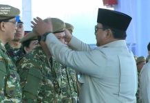 Prabowo Merapikan Baret Pejabat di Upacara TNI, Tegaskan Semangat Pertahanan Presiden Prabowo Subianto merapikan baret Ketua DPD Sultan Najamuddin di Upacara Kehormatan Militer, Batujajar, Bandung Barat, Minggu (10/8/2025). (Dok. YouTube Setpres)