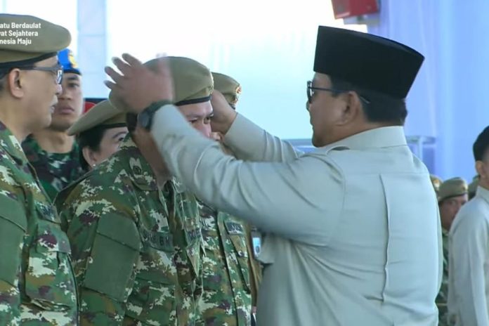 Presiden Prabowo Subianto merapikan baret Ketua DPD Sultan Najamuddin di Upacara Kehormatan Militer, Batujajar, Bandung Barat, Minggu (10/8/2025). (Dok. YouTube Setpres) Presiden Prabowo Subianto merapikan baret Ketua DPD Sultan Najamuddin di Upacara Kehormatan Militer, Batujajar, Bandung Barat, Minggu (10/8/2025). (Dok. YouTube Setpres)