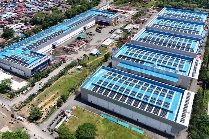 Pertamina meresmikan PLTS atap di Balikpapan untuk menurunkan emisi. (Dok.PERTAMINA)